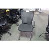 Image 2 : BLACK MESH BACK MOBILE CLIENT CHAIR