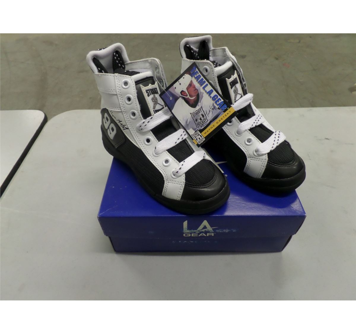 2 X LA GEAR RUNNING SHOES