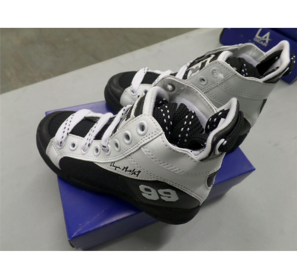 2 X LA GEAR RUNNING SHOES