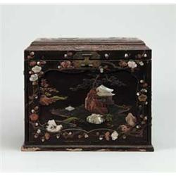 LACQUERWARE ORIENTAL JEWELRY BOX.