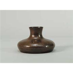 ROYCROFT HAMMERED COPPER SQUAT VASE.