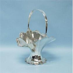 An unusual turn of the 20th century English sterling silver fruit basket. The oval shaped facette…