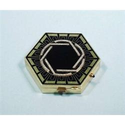 ART DECO - A very fine French hexagonal shaped 18 kt. gold compact with enamelled motives. Top en…