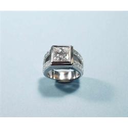 A very good 18 kt. gold and diamond ring set with a very fine radiant cut diamond, appx. 2.80 cts…