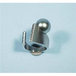 A very good satin finished 18 kt. white gold and diamond ring of modernist design. Set with a sin…