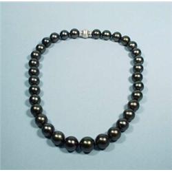 A very good quality Tahitian black pearl necklace. 33 pearls graduating from 12 mm. to 15 1/2 mm.…