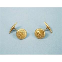 ART NOUVEAU - A pair of French 18 kt. yellow gold cufflinks. The satin finished buttons relief de…