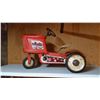Image 1 : Midwester Peddle Tractor Red Original Tear Drop Pedals