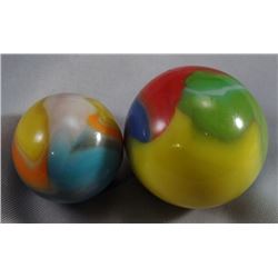 Lot 19: Vitro Agate Company. Parrot, 29/32", 9.9. Parakeet, 3/4", 9.9.