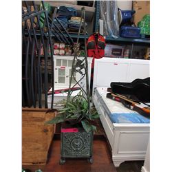 Metal plant holder with mini trellis