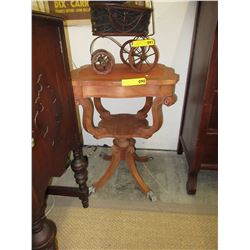 1930's Duncan Phyfe Mahogany parlor table