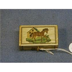 A small trinket box with hinged lid and Tunbridgeware decoration, 3" £10-20...