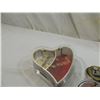 Image 2 : LOT 3 VINTAGE PIANO & HEART MUSIC BOXES
