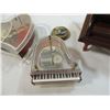 Image 3 : LOT 3 VINTAGE PIANO & HEART MUSIC BOXES