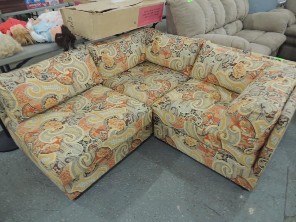 VINTAGE RETRO SECTIONAL COMFY COUCH