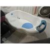 Image 4 : LOT 2 BABY TREND CAR SEAT & BABY BATH