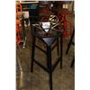 Image 2 : PAIR OF BLACK METAL MODERN BLACK BAR STOOLS