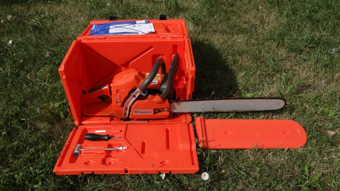 Husqvarna 359 chainsaw, 20”, gas, near new!