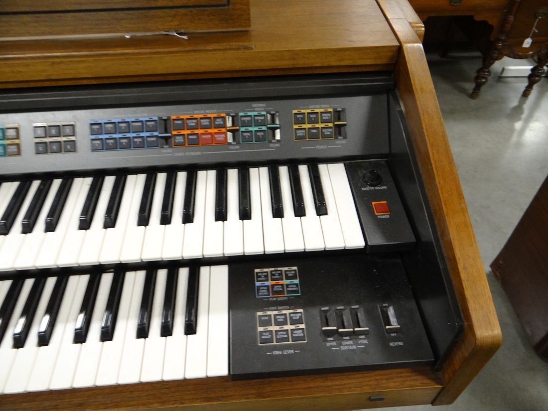 Yamaha Electrone F55 electronic organ, knee volume control, excellent