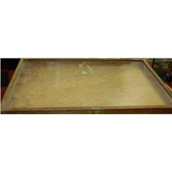 VINTAGE PORTABLE DISPLAY CASE