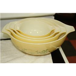 VINTAGE PYREX 4PC NESTING BOWL SET
