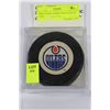 Image 1 : 1980s OILERS GAME USED PUCK IN CASE