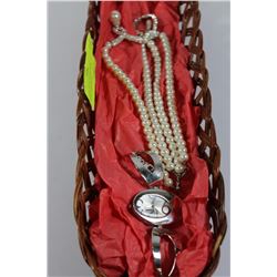 BASKET WITH 2 PEARL NECKLACES AND A LOUIS ARDEN