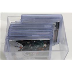 BOX OF HOCKEY JERSEY CARDS INCLUDING HULL, THORTON