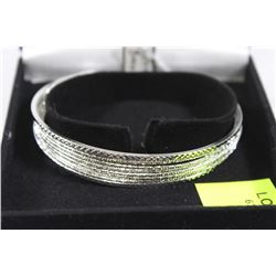 SILVER BAND STYLE ONE PIECE BANGLE