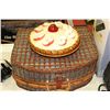Image 1 : WICKER PICNIC BASKET SET SOLD WITH APPLE PIE DISH