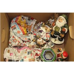 BOX WITH 7 SANTA ORNAMENTS & VASE