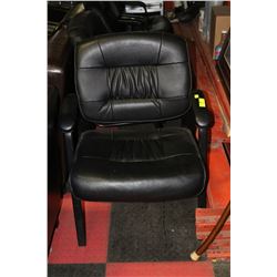 BLACK LEATHERETTE CLIENT CHAIR