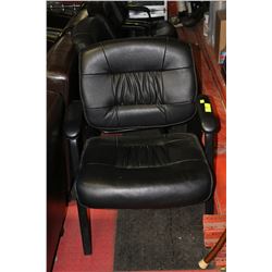 BLACK LEATHERETTE CLIENT CHAIR