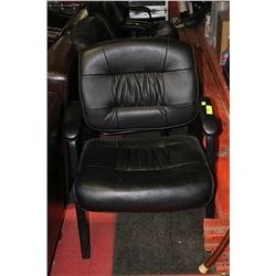 BLACK LEATHERETTE CLIENT CHAIR