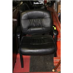 BLACK LEATHERETTE CLIENT CHAIR