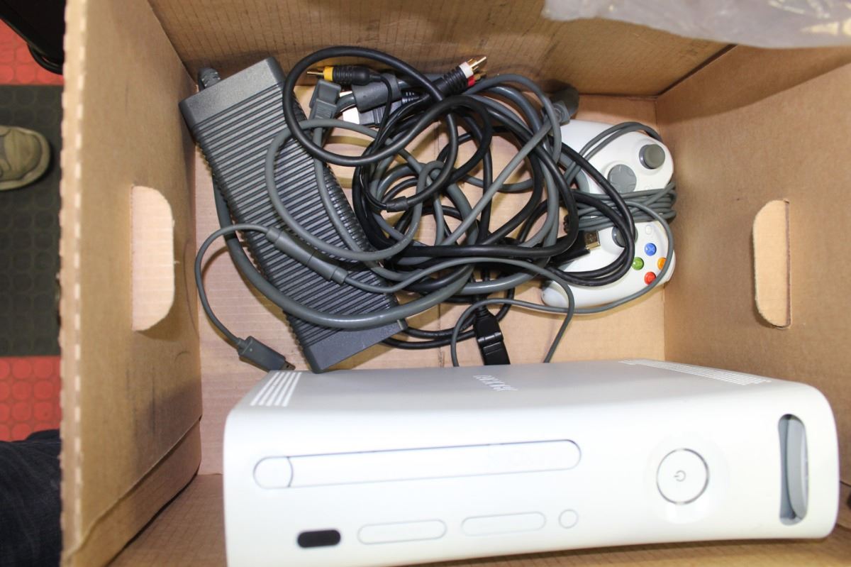 XBOX 36 WITH CABLES AND CONTROLLER