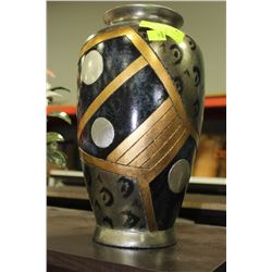 DECORATIVE PORCELAIN VASE AS THEY COME