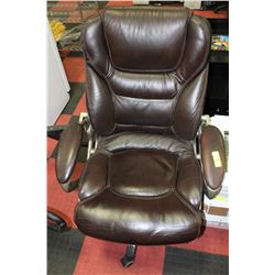 BROWN LEATHER HYDRAULIC LIFT OFFICE CHAIR