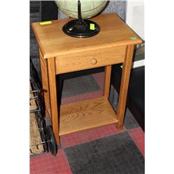 OAK END TABLE W DRAWER