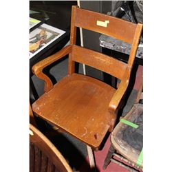 VINTAGE OAK OFFICE CHAIR