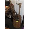 Image 1 : ANTIQUE BARREL WITH ANTIQUE TOOLS