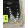 Image 1 : SEA SHELL PEARL & .925 SILVER EARRINGS - GREY
