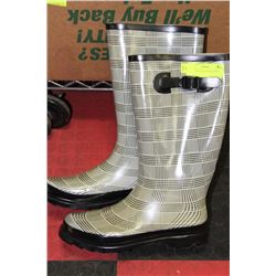 LADIES SIZE 10 RUBBER BOOTS