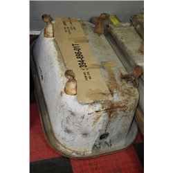 ESTATE CAST IRON CLAW FOOT TUB