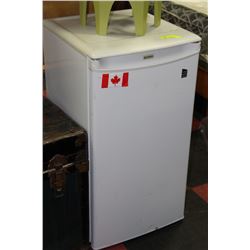 SMALL APARTMENT SIZE FRIDGE