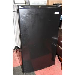 MAGIC CHEF BLACK MINI FRIDGE W/ FREEZER