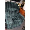 Image 1 : LA-Z-BOY GREEN FABRIC RECLINER