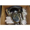Image 1 : ESTATE BOX OF GLASSES AND SERVING PLATTERS