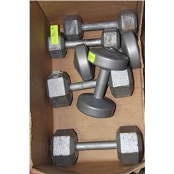 BOX W 3 SETS OF DUMBELLS 5/10 AND 20LB