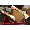 Image 1 : TOTE OF PICTURES AND FRAMES